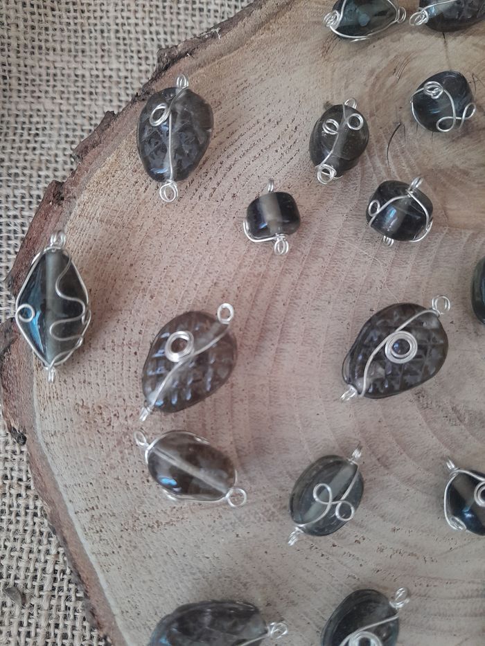 Lot de 34 perles noires transparente en verre et fils de fer. - photo numéro 2