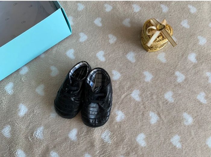 Lot chaussons noirs t18 et baskets bebe t21😺 - photo numéro 2