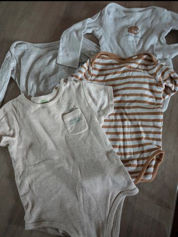 Lot de 4 bodys 24 mois