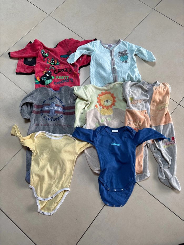 Lot pyjama et bodies 6 mois