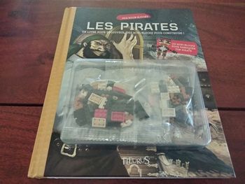 Livre sur les pirates Fleurus avec une figurine à fabriquer