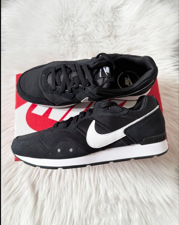 Baskets Nike Venture Runner – Taille 44,5 – noir/blanc – Neuf avec étiquette