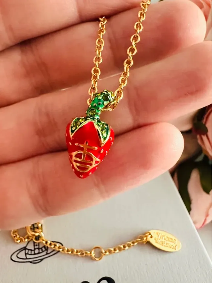 🍓 Collier Vivienne Westwood – Fraise émaillée rouge et verte avec logo doré 🍓 - photo numéro 4