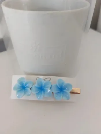 Barrette fleurs bleues