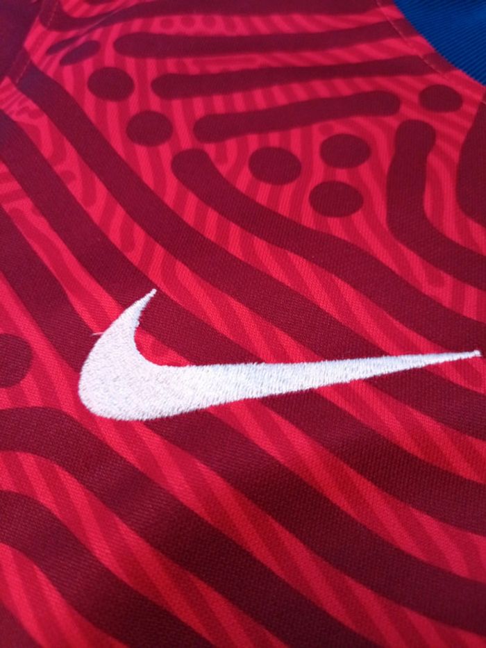 Maillot de foot FC Barcelone + chaussettes, Nike Authentique Officiel taille enfant 12/13 ans, Neuf - photo numéro 5