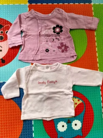 2 hauts manches longues 1 mois