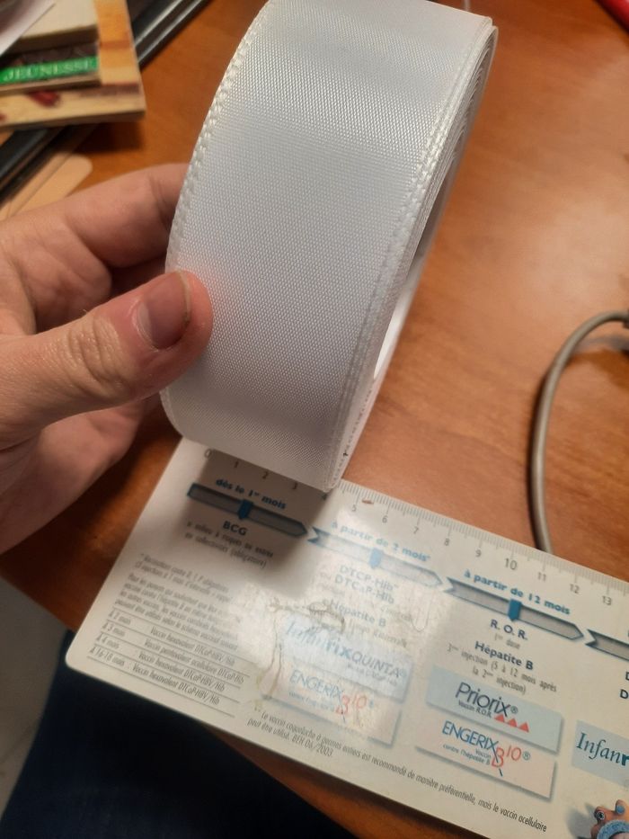 Ruban blanc uni estimation 40m sur 4cm de large - photo numéro 3