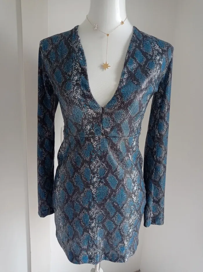 Magnifique robe sexy bleu à sequins décolleté plongeant imprimé python T.M Pull&Bear - photo numéro 2