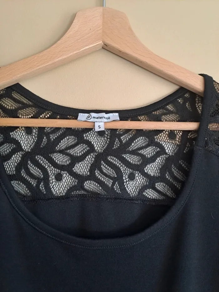 Robe noire de maternité molletonnée légèrement avec dentelle et lien portée 1 fois pour photos S - photo numéro 3