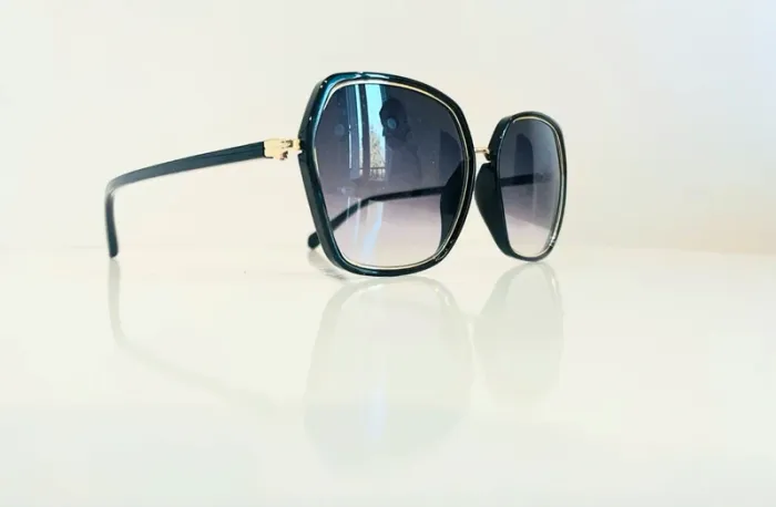 Lunette de soleil femme noire contour doré verres dégradés UV protection catégorie 3 - photo numéro 3