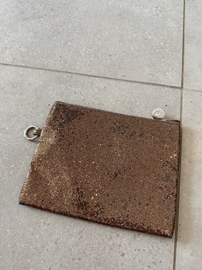 Pochette Cosmetic club, bon état, 21*16cm, la couleur part un petit peu à certains endroit - photo numéro 2