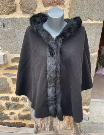 Poncho en laine avec capuche à fourrure - Boutique Indépendante 