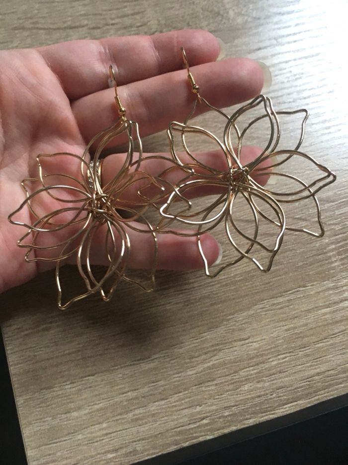 Boucles d’oreilles pendantes NEUVES Pour femme forme grosses fleurs 🌼 couleur doré - photo numéro 3