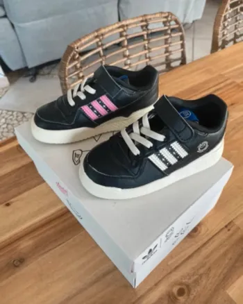 Basket adidas forum low noir rosse et blanche