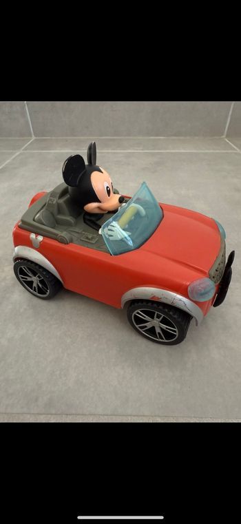 Voiture avec Mickey
