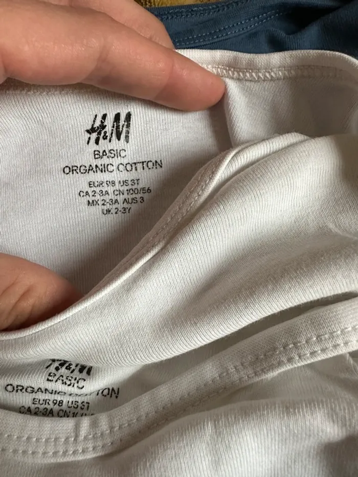 Lot deux de 4 bodies H&M Taille 2-3 ans soit 98cm - photo numéro 4