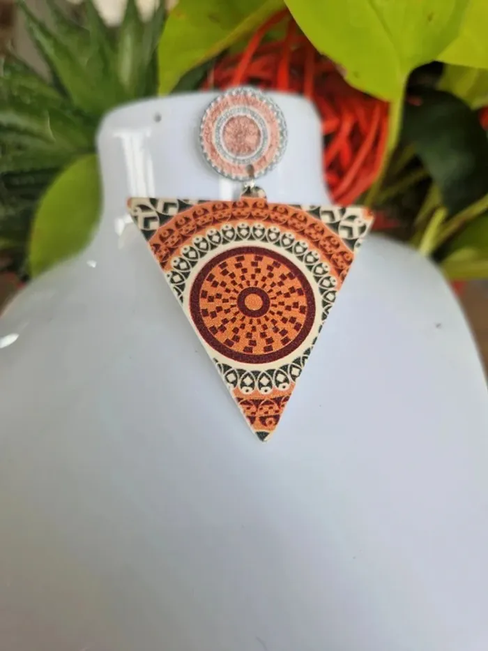 Boucles d'oreilles fantaisies en bois triangle orange - photo numéro 3