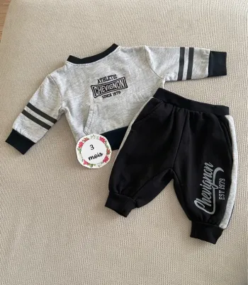 Ensemble jogging très bon état 3 mois