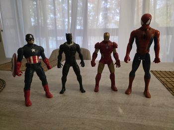 Lot de 4 figurines marvel