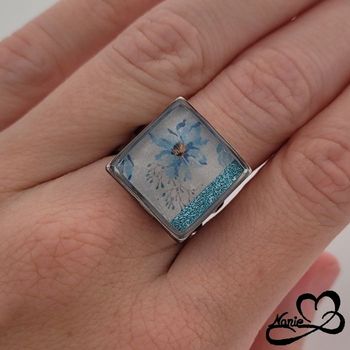 Bague ajustable carrée argentée et bleue à fleurs