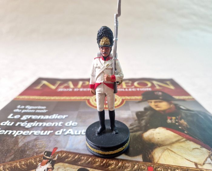 Figurine , Napoléon , jeux d'échec de collection , le grenadier du régiment de l'empereur d'Autriche - photo numéro 2