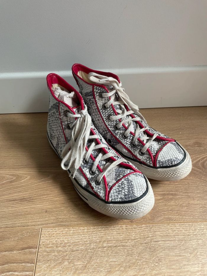 Converse montantes cuir effet serpent – clous et liseré rouge