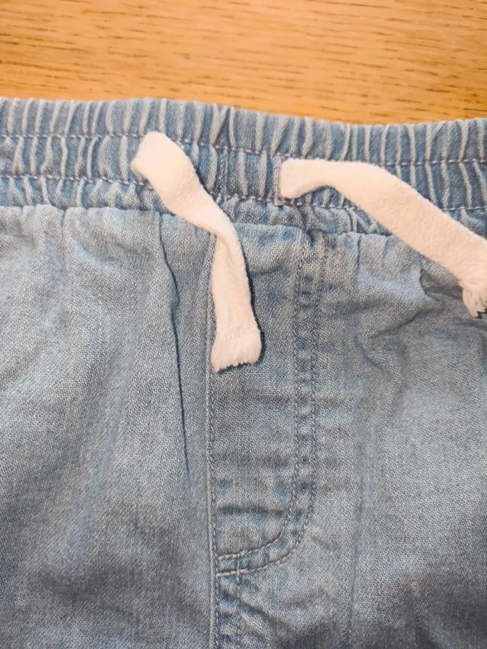 Short en jean 12 18 mois excellent état pratiquement jamais mis Disney - photo numéro 3