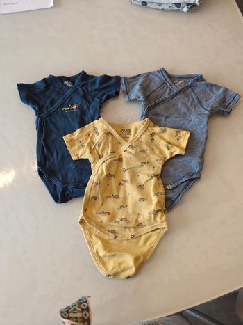 3 bodys manches courtes