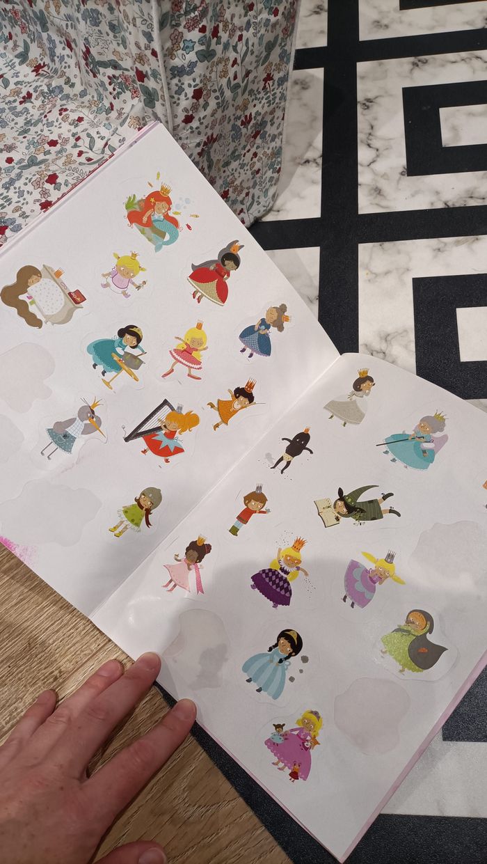Livre Mon grand catalogue des princesses + stickers - Fleurus - photo numéro 7