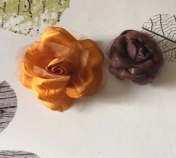 2 broches forme fleur marron et cuivré doré