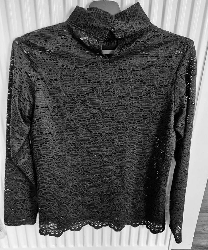 Haut En Dentelle Noire Brodée Stradivarius - Taille S/36, Manches Longues, Occasion Très Bon état