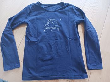 T-shirt bleu marine arc en ciel