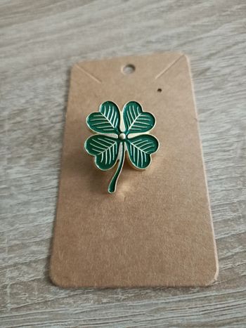 Trèfle à quatre feuilles pins