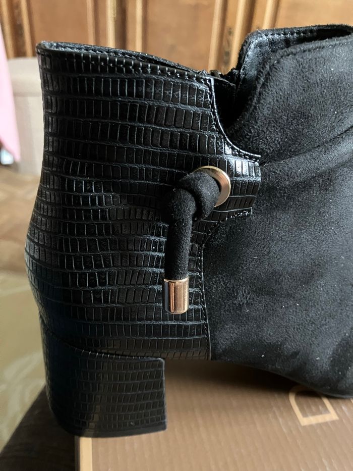 Belles bottines  noires jamais portées taille 39