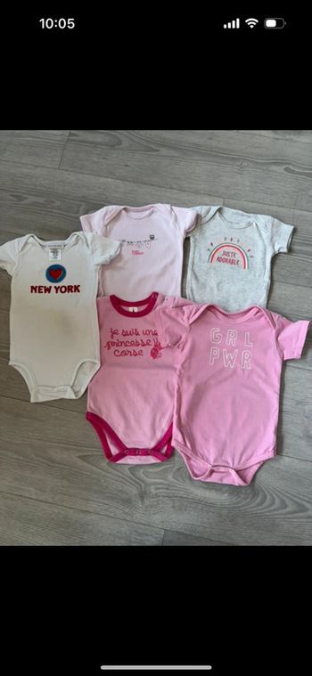 Lot de 5 bodies taille 6 mois