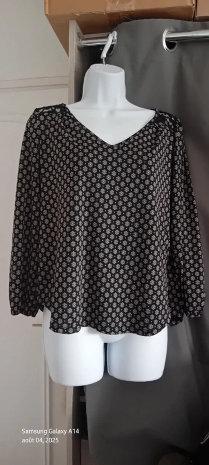 Blouse fluide col en V avec dentelle évasé imprimé géométrique et points noir femme 38 cache cache - photo numéro 10