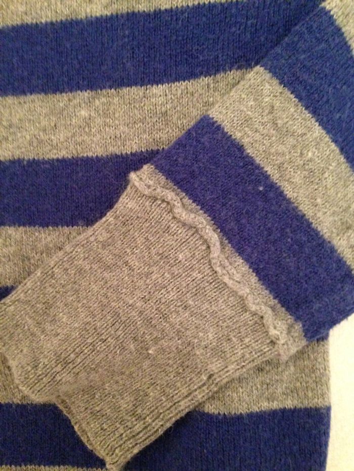 Pull col roulé gris avec rayures bleues - photo numéro 3