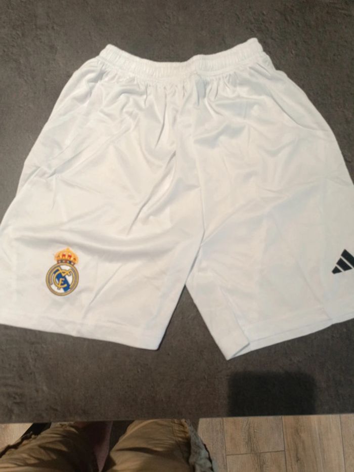 Tenue foot Real Madrid blanc. T.26 - photo numéro 3