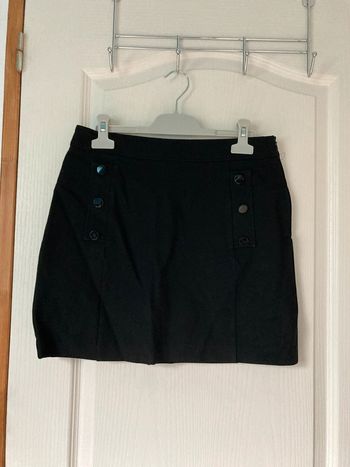 Jupe noire près du corps avec boutons