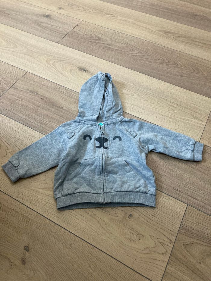 Gilet gris à capuche