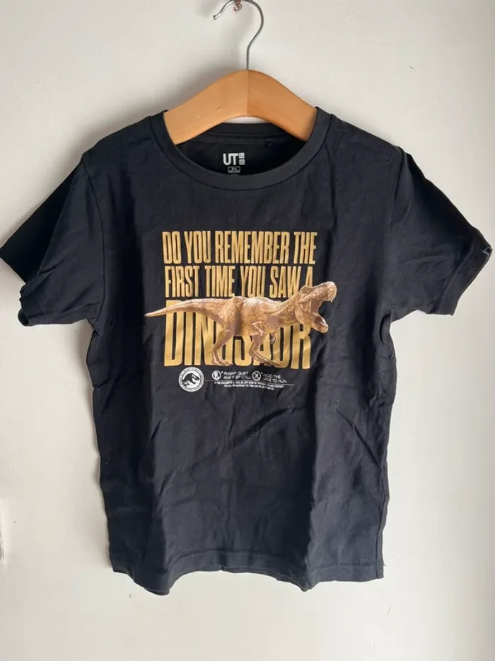 Tee shirt Uniqlo 5/6 ans Jurassic world