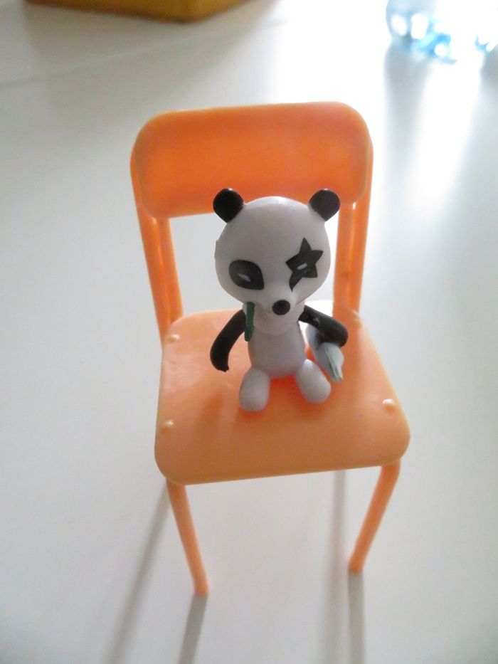 Figurine manga fille assise avec chaise et animal panda - photo numéro 3