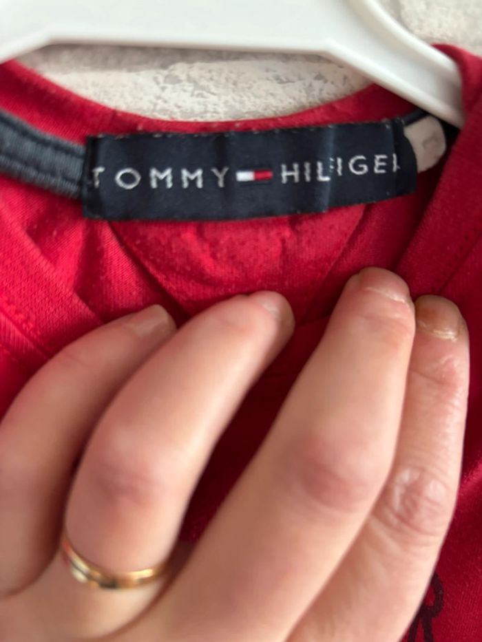 Tee shirt Tommy hilfiger taille 1 ans - photo numéro 2