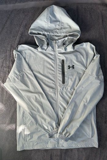 Veste coupe-vent Under Armour gris clair à capuche – NEUF – Sport / Running / Streetwear – Taille M