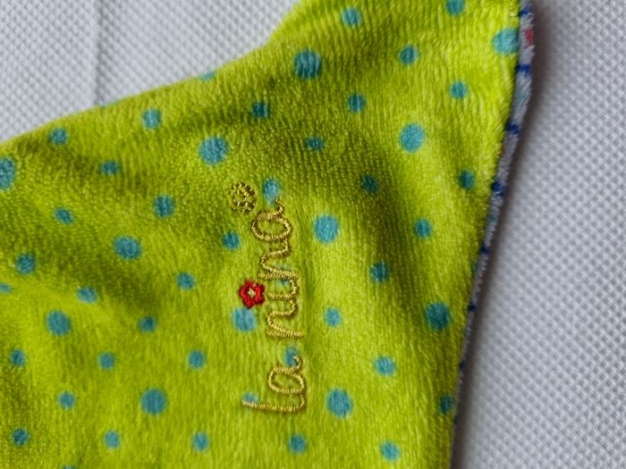 Doudou chien La Nina vert à pois bleus rayures bleues et rouges broderie fleur - photo numéro 3