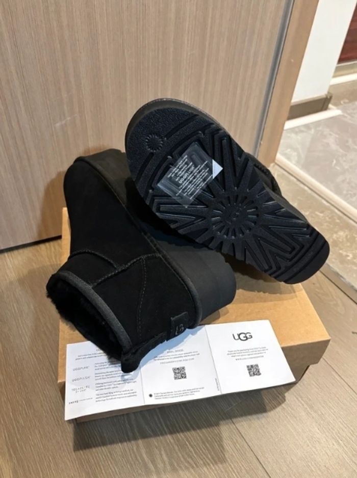 Bottes de neige UGG à talons hauts, noires, pointure 39 - photo numéro 7