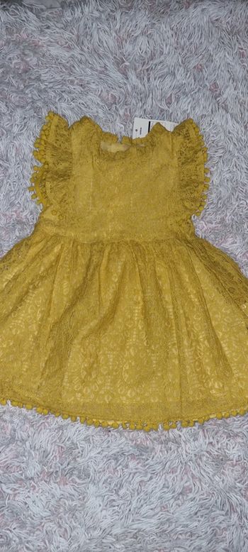 Robe dentelle moutarde taille 100