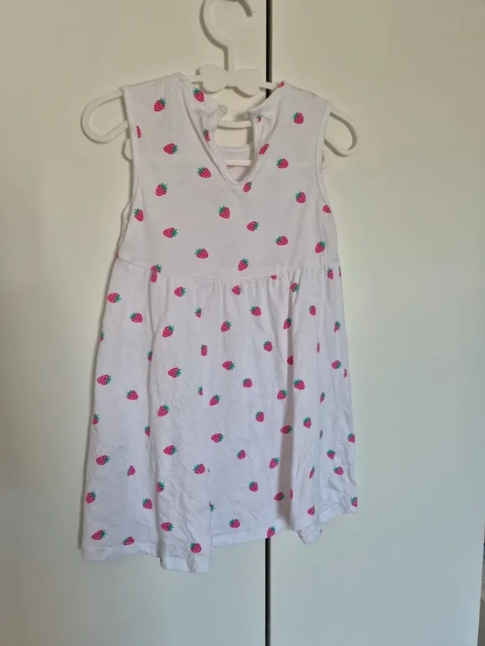 robe d'été KIABI taille 2 ans 92cm blanches motifs fraises sans  manches  🌸 collection 2025 - photo numéro 3