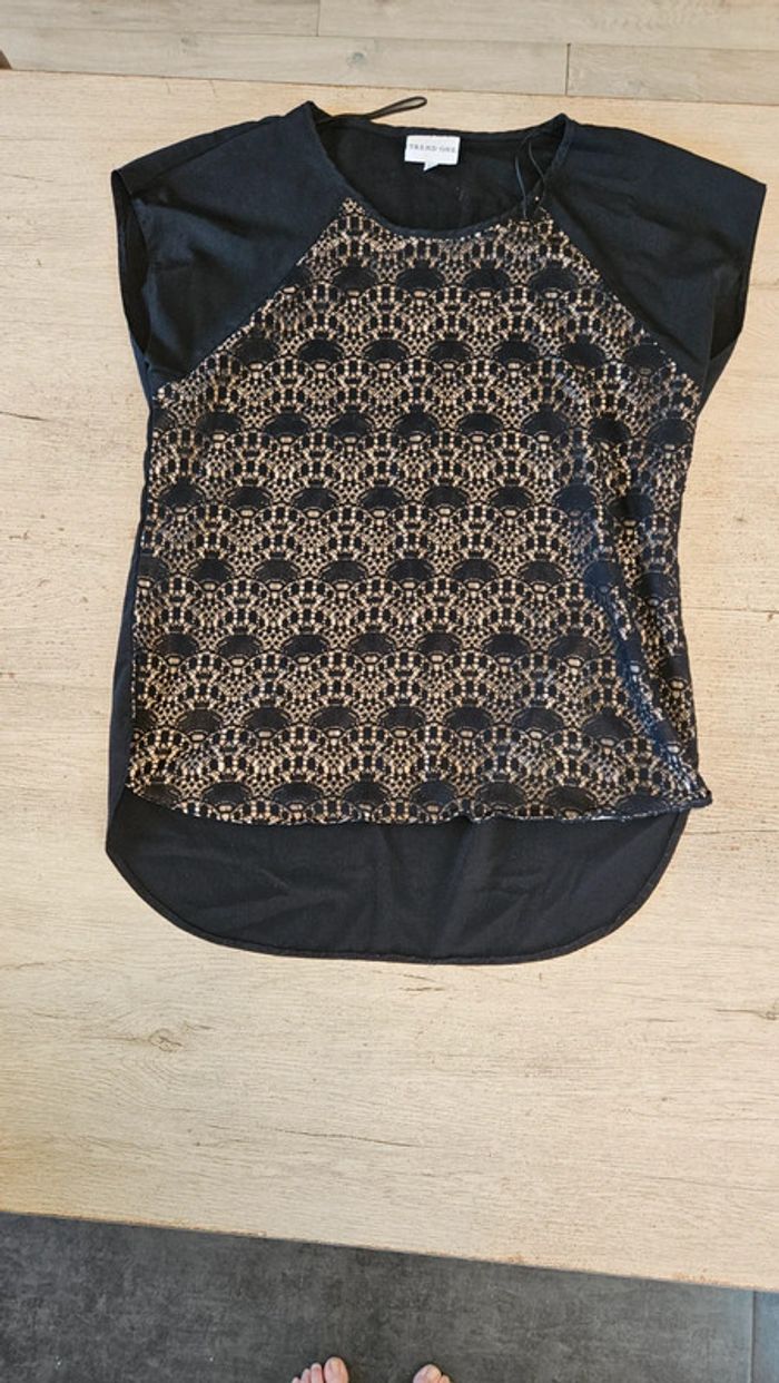 Blouse noire avec dentelle et couche beige, manches courtes, Trend One, 42