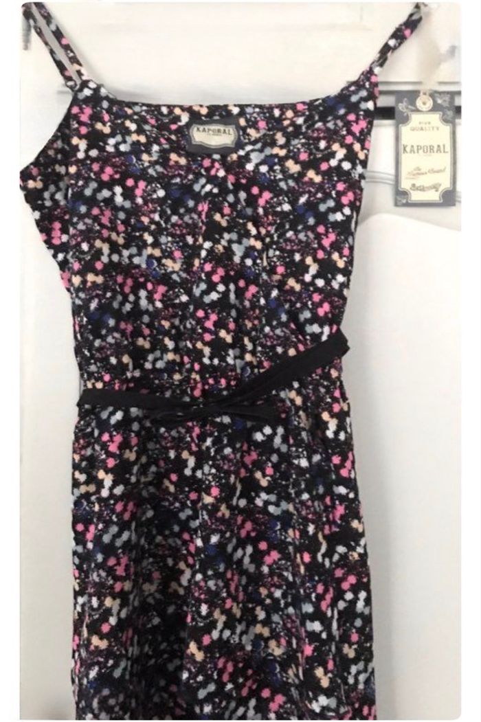 Très belle robe KAPORAL taille L (40) noir avec dessins colorés - photo numéro 3